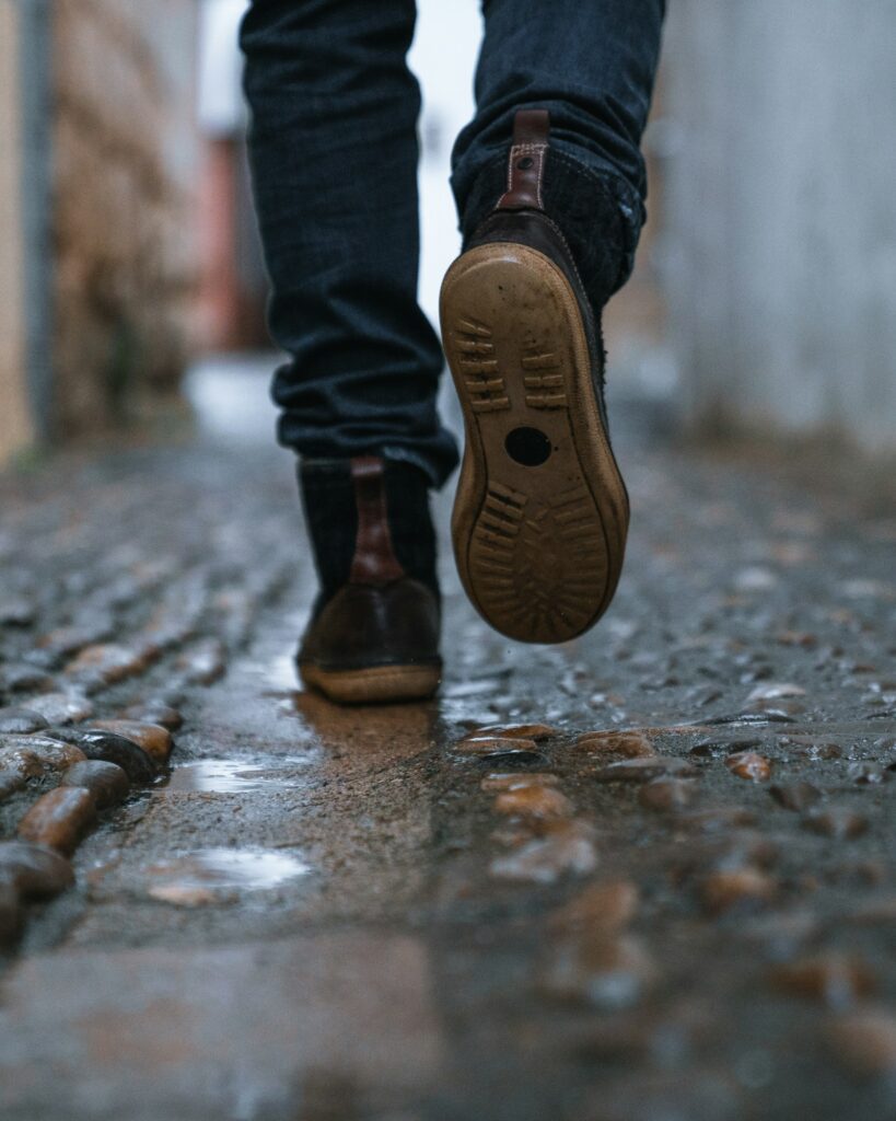 Zapatillas barefoot para correr en el asfalto, hombre corriendo ligero