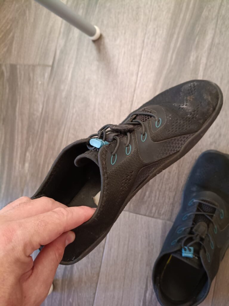 Zapatillas barefoot desgastadas por el uso al empezar calzado barefoot los primeros meses