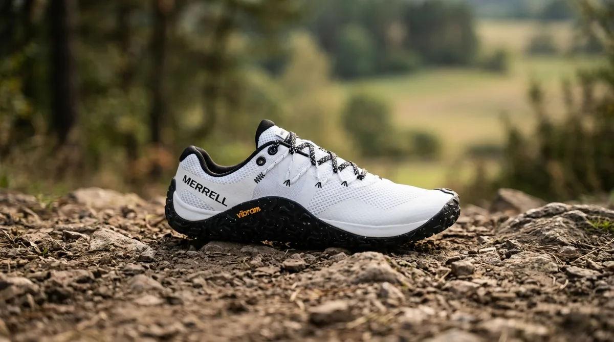Merrell Trail Glove 7 sobre sendero de tierra y roca en la naturaleza
